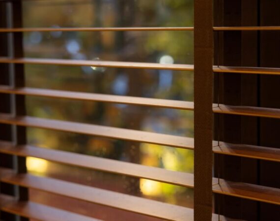 Żaluzje drewniane jako ścianka działowa