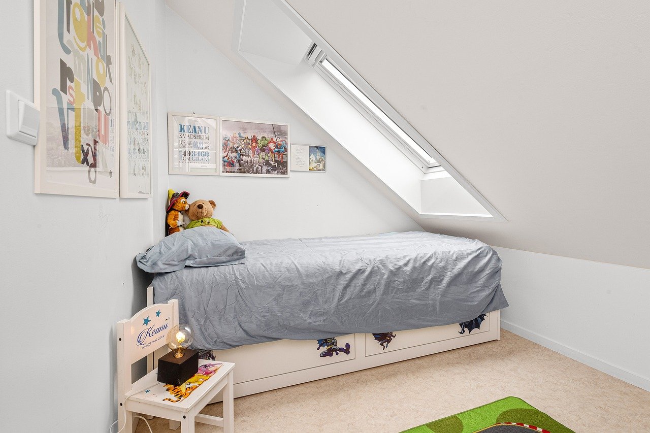 pokój z oknem na poddaszu