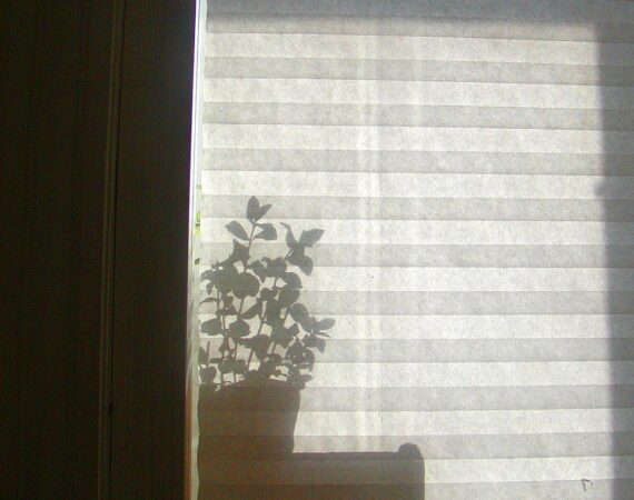 Rolety bez wiercenia – jak montuje się rolety bezinwazyjne?